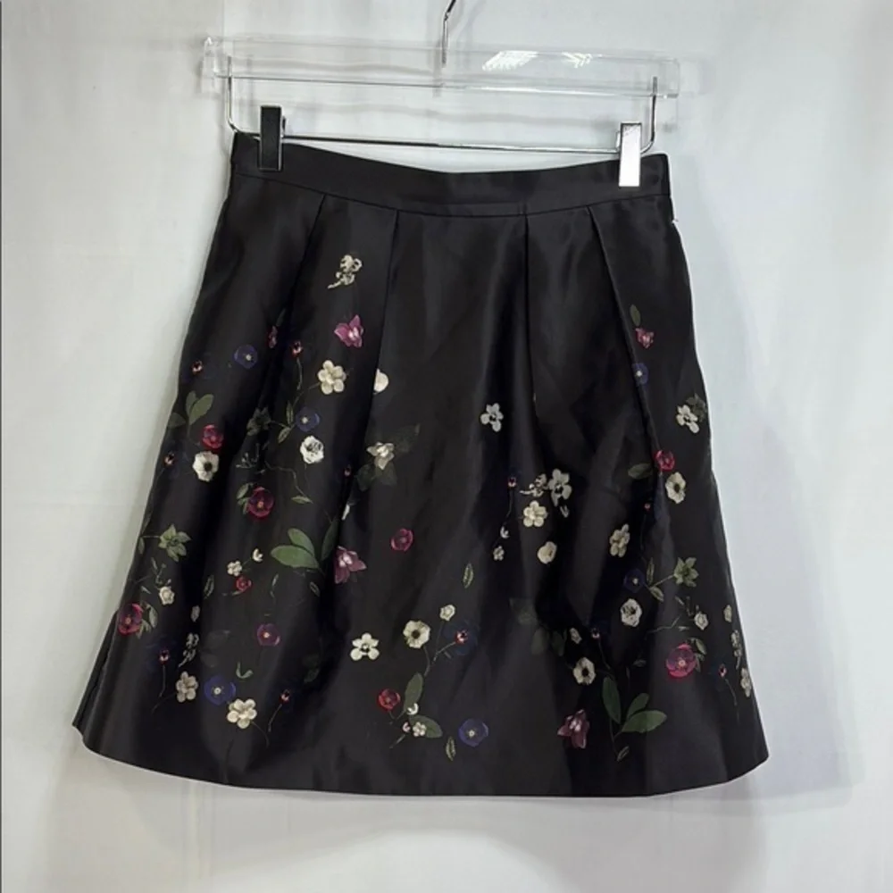 🍭H&M Black A-line Mini Skirt with Pleats Moody botanical print